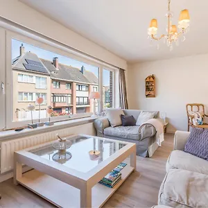 Spacious, Warm And Updated W Parking & Garden Appartement
